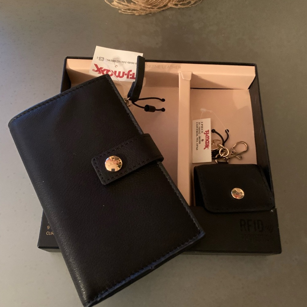 Lodis, NEW IN BOX, BLACK 100 percent genuine leather gift set. - Picture 4 of 10